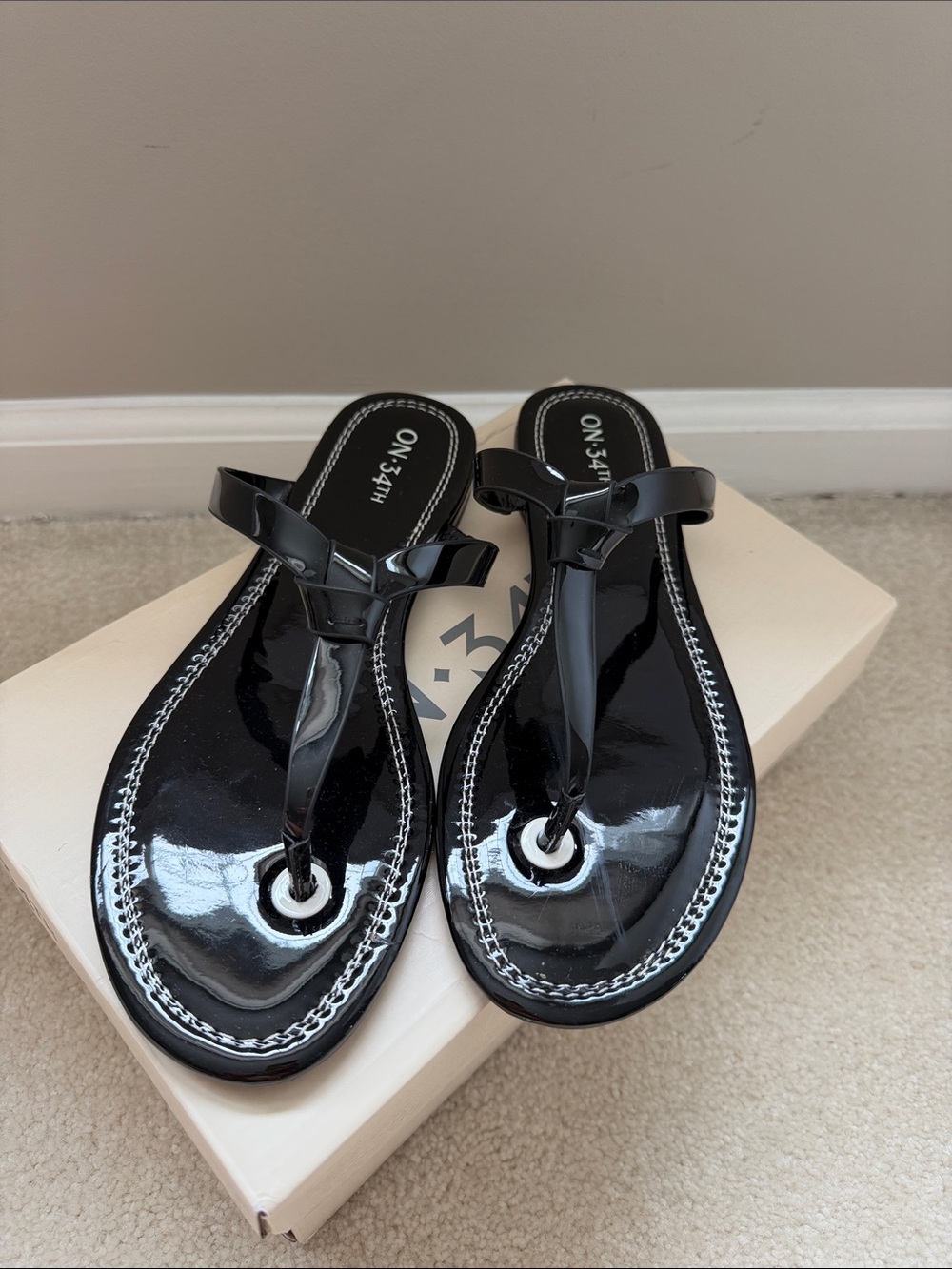 NWT ON 34TH Black Patent Jelly Thong Sandals Size 7.5 Minimalist Flip Flops